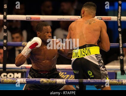 FlyDSA Arena, Sheffield, UK. 8. Dezember, 2018. Boxen, Eliminator für die Wba World Super Welterweight title, Kell Brook versus Michael Zerafa; Anthony Tomlinson (GBR) und Unschuldige Anyanwu (NED) während ihrer Welterweight contest Credit: Aktion plus Sport/Alamy leben Nachrichten Stockfoto