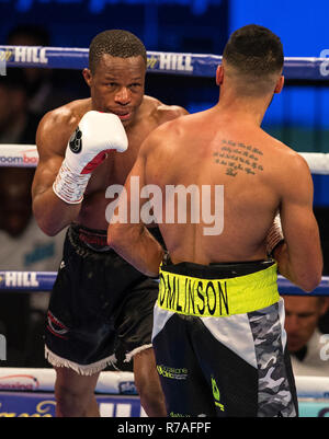 FlyDSA Arena, Sheffield, UK. 8. Dezember, 2018. Boxen, Eliminator für die Wba World Super Welterweight title, Kell Brook versus Michael Zerafa; Anthony Tomlinson (GBR) und Unschuldige Anyanwu (NED) während ihrer Welterweight contest Credit: Aktion plus Sport/Alamy leben Nachrichten Stockfoto