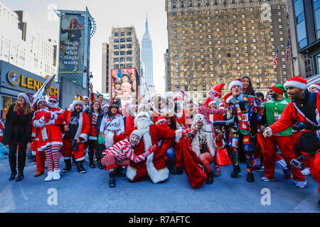 USA. 8 Dez, 2018. Hunderte Menschen beteiligen sich an SantaCon NY, eine jährliche Pub Crawl, in der die Menschen in Santa Claus Kostüm oder wie andere Weihnachten Zeichen in den Straßen von New York Parade angezogen. Credit: William Volcov/ZUMA Draht/Alamy leben Nachrichten Stockfoto