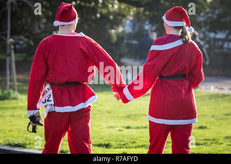 London, Großbritannien. 8. Dezember, 2018. Battersea Park Santa ausführen. Credit: Guy Corbishley/Alamy leben Nachrichten Stockfoto