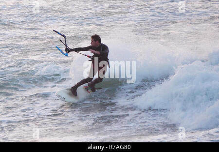 Newquay, Cornwall. 8. Dezember 2018. UK Wetter. UK Wetter, Kite Surfer reiten den Sturm auf den Fistral Beach. Credit: Robert Taylor/Alamy leben Nachrichten Stockfoto