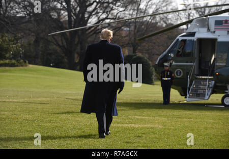 Washington, DC. 8 Dez, 2018. Präsidenten der Vereinigten Staaten Donald J. Trumpf Spaziergänge in Richtung Marine One, während das Weiße Haus Dezember 8, 2018 in Washington, DC. Trump angekündigt, Stabschef im Weißen Haus John Kelly bis Ende des Jahres vor der Abreise für die 119 Army-Navy Fußballspiel in Philadelphia, Pennsylvania zurücktreten wird. Credit: Olivier Douliery/Pool über CNP | Verwendung der weltweiten Kredit: dpa/Alamy leben Nachrichten Stockfoto