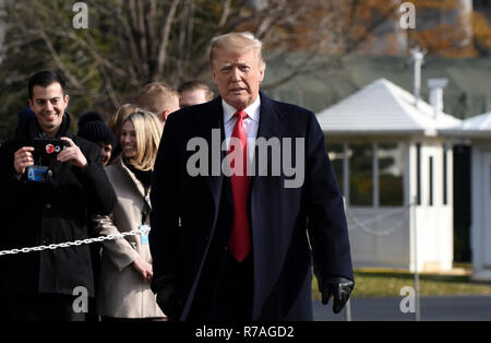 Washington, DC. 8 Dez, 2018. Präsidenten der Vereinigten Staaten Donald J. Trumpf Spaziergänge in Richtung drücken, während das Weiße Haus Dezember 8, 2018 in Washington, DC. Trump angekündigt, Stabschef im Weißen Haus John Kelly bis Ende des Jahres vor der Abreise für die 119 Army-Navy Fußballspiel in Philadelphia, Pennsylvania zurücktreten wird. Credit: Olivier Douliery/Pool über CNP | Verwendung der weltweiten Kredit: dpa/Alamy leben Nachrichten Stockfoto