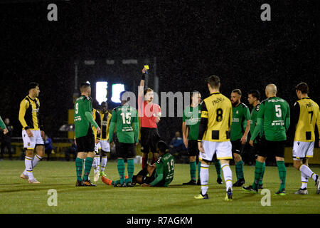 Arnheim, 08-12-2018, Papendal, Saison 2018 / 2019, Niederländische Tweede Divisie, gelbe Karte für Scheveningen Spieler Brandon Robinson während des Spiels Jong Vitesse - Scheveningen 2-1 Stockfoto