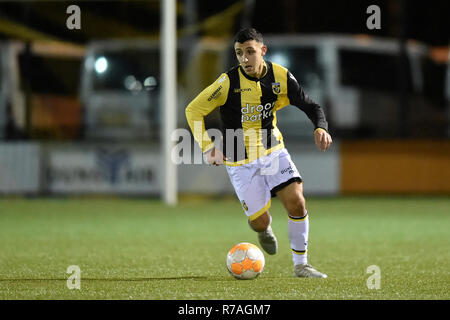 Arnheim, 08-12-2018, Papendal, Saison 2018 / 2019, Niederländische Tweede Divisie, Jong Vitesse player Hicham Acheffay während des Spiels Jong Vitesse - Scheveningen 2-1 Stockfoto