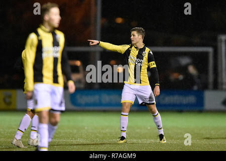 Arnheim, 08-12-2018, Papendal, Saison 2018 / 2019, Niederländische Tweede Divisie, Vitesse player Jess Schuurman Coaching während der Match Jong Vitesse - Scheveningen 2-1 Stockfoto