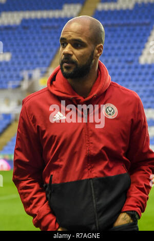 Madejski Stadium, London, UK. 8. Dezember 2018. Sky Bet Meisterschaft, Lesen v Sheffield United; David McGoldrick (17) von Sheffield United Überprüfen der Tonhöhe vor ko Credit: Phil Westlake/News Bilder, Englische Fußball-Liga Bilder unterliegen dem DataCo Lizenz Credit: Aktuelles Bilder/Alamy leben Nachrichten Stockfoto