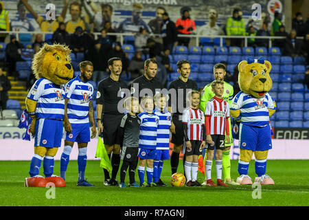 Madejski Stadium, London, UK. 8. Dezember 2018. Sky Bet Meisterschaft, Lesen v Sheffield United, den obersten Beamten und Maskottchen Line up vor dem Kick-off Credit: Phil Westlake/News Bilder, Englische Fußball-Liga Bilder unterliegen dem DataCo Lizenz Credit: Aktuelles Bilder/Alamy leben Nachrichten Stockfoto