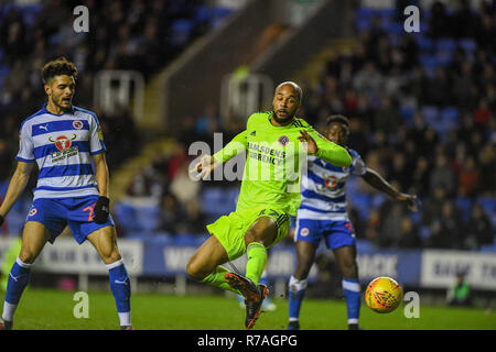 Madejski Stadium, London, UK. 8. Dezember 2018. Sky Bet Meisterschaft, Lesen v Sheffield United; David McGoldrick (17) von Sheffield United hat die Kugel im Netz, aber abseits der Credit: Phil Westlake/News Bilder, Englische Fußball-Liga Bilder unterliegen DataCo Lizenz Credit: Aktuelles Bilder/Alamy leben Nachrichten Stockfoto