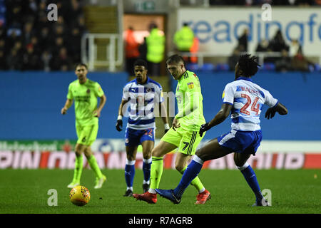 Madejski Stadium, London, UK. 8. Dezember 2018. Sky Bet Meisterschaft, Lesen v Sheffield United; Johannes Lundstram (07) von Sheffield United dribbelt mit dem Ball Credit: Phil Westlake/News Bilder, Englische Fußball-Liga Bilder unterliegen DataCo Lizenz Credit: Aktuelles Bilder/Alamy leben Nachrichten Stockfoto