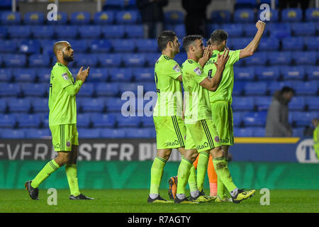 Madejski Stadium, London, UK. 8. Dezember 2018. Sky Bet Meisterschaft, Lesen v Sheffield United; Spieler feiern Sieg 0-2 zu lesen Credit: Phil Westlake/News Bilder, Englische Fußball-Liga Bilder unterliegen DataCo Lizenz Credit: Aktuelles Bilder/Alamy leben Nachrichten Stockfoto