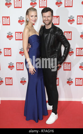 Berlin, Deutschland. 08 Dez, 2018. Sängerin Carolin Niemczyk und Sänger und Keyboarder Daniel Grunenberg kommen zu dem "Ein Herz für Kinder' Charity Gala. Quelle: Jörg Carstensen/dpa/Alamy leben Nachrichten Stockfoto