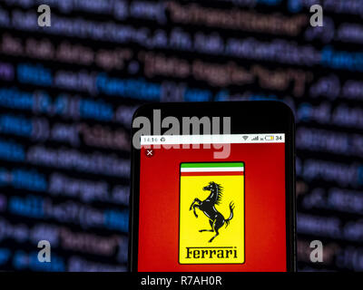 Kiew, Ukraine. 7 Dez, 2018. Ferrari Logo auf dem Smartphone angezeigt. Quelle: Igor Golovniov/SOPA Images/ZUMA Draht/Alamy leben Nachrichten Stockfoto