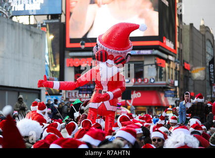 New York, USA. 8 Dez, 2018. Ein aufblasbarer Santa Claus ist während der 2018 SantaCon in New York, in den Vereinigten Staaten, Dez. 8, 2018 gesehen. Als Santa Claus oder in festlicher Kostüme gekleidet, Hunderte von Menschen in die 2018 SantaCon am Samstag teilgenommen haben, genießen Sie die weihnachtliche Atmosphäre und Geld für wohltätige Zwecke. Credit: Wang Ying/Xinhua/Alamy leben Nachrichten Stockfoto
