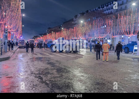 Gelb - Avenue des Champs-Elysees in Paris am 8. Dezember 2018 - Die Polizei den gepanzerten Gendarmerie verwenden. Stockfoto