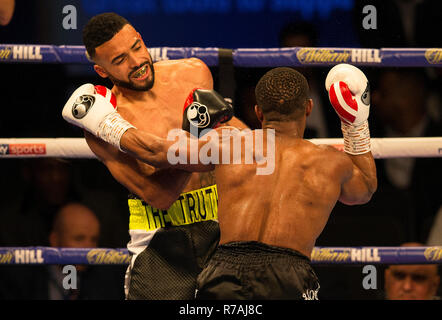 FlyDSA Arena, Sheffield, UK. 8 Dez, 2018. Boxen, Eliminator für die Wba World Super Welterweight title, Kell Brook versus Michael Zerafa; Anthony Tomlinson (GBR) und Unschuldige Anyanwu (NED) in Aktion während der WELTERWEIGHT contest Credit: Aktion plus Sport/Alamy leben Nachrichten Stockfoto