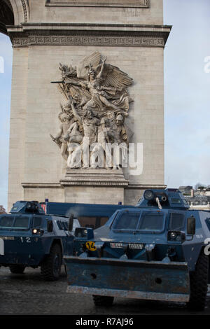 Paris, Frankreich. 8. Dez 2018. Gepanzerte Fahrzeuge kommen am Triumphbogen bei einem Protest gelbe Weste" in Paris. Ohne politische Zugehörigkeit, die 'Bewegung Kundgebungen gelbe Weste' in verschiedenen Städten in Frankreich in diesem Samstag gegen Steuern und steigende Kraftstoffpreise. Credit: SOPA Images Limited/Alamy leben Nachrichten Stockfoto