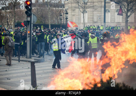 Paris, Frankreich. 8. Dez 2018. Die demonstranten gesehen, die eine französische Flagge in der Nähe des Arc de Triomphe während der Protest gelbe Weste" in Paris. Ohne politische Zugehörigkeit, die 'Bewegung Kundgebungen gelbe Weste' in verschiedenen Städten in Frankreich in diesem Samstag gegen Steuern und steigende Kraftstoffpreise. Credit: SOPA Images Limited/Alamy leben Nachrichten Stockfoto