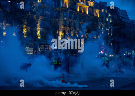 Paris, Frankreich. 8. Dez 2018. Tränengas in der Luft in der Nähe des Arc de Triomphe während der Protest gelbe Weste' in Paris geworfen. Ohne politische Zugehörigkeit, die 'Bewegung Kundgebungen gelbe Weste' in verschiedenen Städten in Frankreich in diesem Samstag gegen Steuern und steigende Kraftstoffpreise. Credit: SOPA Images Limited/Alamy leben Nachrichten Stockfoto