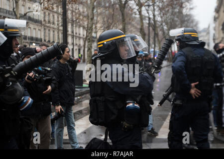 Paris, Frankreich. 8. Dez 2018. CRS-Offiziere in der Nähe des Arc de Triomphe während der Protest gelbe Weste' in Paris gesehen. Ohne politische Zugehörigkeit, die 'Bewegung Kundgebungen gelbe Weste' in verschiedenen Städten in Frankreich in diesem Samstag gegen Steuern und steigende Kraftstoffpreise. Credit: SOPA Images Limited/Alamy leben Nachrichten Stockfoto