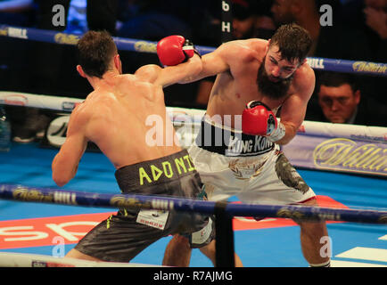 South Yorkhire, UK. 8. Dez 2018. 8. Dezember 2018. Jono Carroll von der (Dublin) (Weiße Shorts) v Guillaume Frenois der (Frankreich) (graue Shorts) während der abschließenden Eliminator für die IBF Super-Featherweight Meisterschaft. Credit: Touchlinepics/Alamy leben Nachrichten Stockfoto