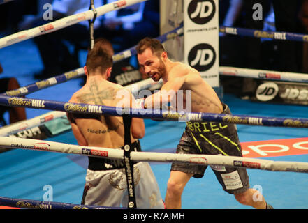 South Yorkhire, UK. 8. Dez 2018. 8. Dezember 2018. Jono Carroll von der (Dublin) (Weiße Shorts) v Guillaume Frenois der (Frankreich) (graue Shorts) während der abschließenden Eliminator für die IBF Super-Featherweight Meisterschaft. Credit: Touchlinepics/Alamy leben Nachrichten Stockfoto