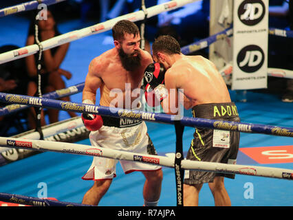 South Yorkhire, UK. 8. Dez 2018. 8. Dezember 2018. Jono Carroll von der (Dublin) (Weiße Shorts) v Guillaume Frenois der (Frankreich) (graue Shorts) während der abschließenden Eliminator für die IBF Super-Featherweight Meisterschaft. Credit: Touchlinepics/Alamy leben Nachrichten Stockfoto