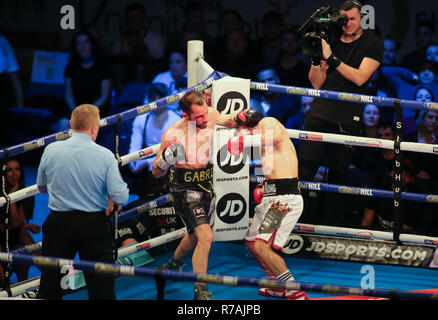 South Yorkhire, UK. 8. Dez 2018. 8. Dezember 2018. Jono Carroll von der (Dublin) (Weiße Shorts) v Guillaume Frenois der (Frankreich) (graue Shorts) während der abschließenden Eliminator für die IBF Super-Featherweight Meisterschaft. Credit: Touchlinepics/Alamy leben Nachrichten Stockfoto