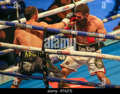 South Yorkhire, UK. 8. Dez 2018. 8. Dezember 2018. Jono Carroll von der (Dublin) (Weiße Shorts) v Guillaume Frenois der (Frankreich) (graue Shorts) während der abschließenden Eliminator für die IBF Super-Featherweight Meisterschaft. Credit: Touchlinepics/Alamy leben Nachrichten Stockfoto