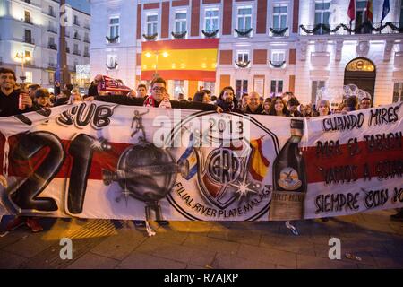 Madrid, Spanien. 8 Dez, 2018. River Plate Unterstützer werden gesehen, halten ein Banner. Hunderte von Fans der argentinischen Fußball-Nationalmannschaft River Plate an der Puerta del Sol, die unter dem Namen ''Banderazo'' erfüllt haben ihre Mannschaft in das Finale der Copa Libertadores mit Boca Junior in Madrid zu erfreuen. Credit: Lito Lizana/SOPA Images/ZUMA Draht/Alamy leben Nachrichten Stockfoto