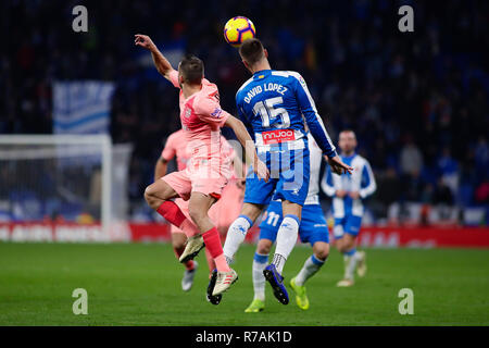 Barcelona, Spanien. 8. Dezember 2018. Liga Fußball, Espanyol vs Barcelona; Jordi Alba des FC Barcelona kämpft für das Schneidwerk gegen David Lopez von RCD Espanyol Credit: Aktion Plus Sport Bilder/Alamy leben Nachrichten Stockfoto