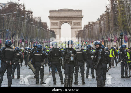 Frankreich. 8 Dez, 2018. Polizei überprüft die Ausschreitungen in der Nähe des Arc de Triomphe während der Demonstration von Demonstranten die ''Gelb'' gegen Steuern steigen in den Champs-Ã‰lysées in Paris. Credit: Celestino Arce Lavin/ZUMA Draht/Alamy leben Nachrichten Stockfoto