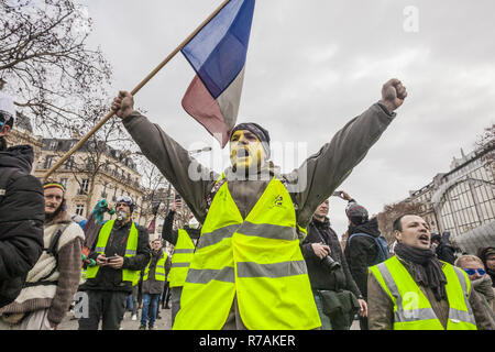 Frankreich. 8 Dez, 2018. ''Gelbe Weste'' Demonstrant schreit während der Demonstration gegen Steuern steigen in den Champs-Ã‰lysées in Paris. Credit: Celestino Arce Lavin/ZUMA Draht/Alamy leben Nachrichten Stockfoto