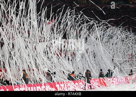 München, Deutschland. 8. Dezember 2018. 1.FC Nvºrnberg, FC Bayern München, München, Bayern München, Fans, Witz, Humor, ticket Brötchen | Verwendung der weltweiten Kredit: dpa Picture alliance/Alamy leben Nachrichten Stockfoto