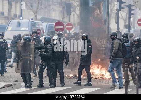 Frankreich. 8 Dez, 2018. Sondereinheiten der Polizei während der Demonstration von Demonstranten die ''Gelb'' gegen Steuern steigen in den Champs-Ã‰lysées in Paris. Credit: Celestino Arce Lavin/ZUMA Draht/Alamy leben Nachrichten Stockfoto