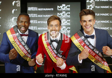 Linstow, Deutschland. 08 Dez, 2018. Sasha Sasse (M), des amtierenden Mister Zentrale Deutschland, gewinnt das Van der Valk Resort endgültig für die Wahl von Mister Deutschland 2019 vor Soabre Ouattara (l) aus Lübeck und Alexander Speiser (r) aus Karlsruhe. Sasha Sasse aus Leipzig ist 27 Jahre alt und arbeitet als Fitness Kaufmann. Er setzte sich in einem Feld von 16 Teilnehmern. Credit: Danny Gohlke/dpa/Alamy leben Nachrichten Stockfoto