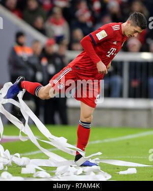 München, Deutschland. 8. Dezember 2018. 1.FC Nvºrnberg, Robert Lewandowski, FC Bayern München, München, Bayern München, vollständige Abbildung, Witz, Humor | Verwendung der weltweiten Kredit: dpa Picture alliance/Alamy leben Nachrichten Stockfoto