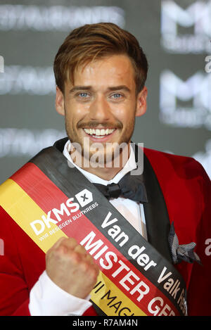 Linstow, Deutschland. 08 Dez, 2018. Sasha Sasse, des amtierenden Mister Zentrale Deutschland, gewinnt das Van der Valk Resort Endrunden für die Wahl von Mister Deutschland 2019. Der Mann aus Leipzig ist 27 Jahre alt und arbeitet als Fitness Kaufmann. Er setzte sich in einem Feld von 16 Teilnehmern. Credit: Danny Gohlke/dpa/Alamy leben Nachrichten Stockfoto