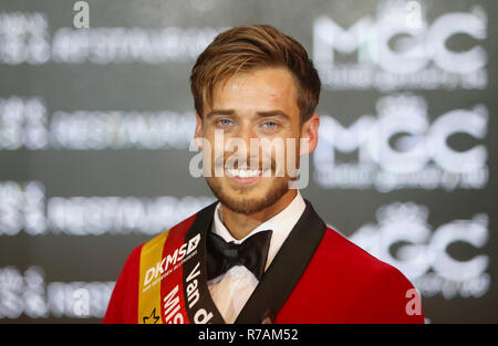 Linstow, Deutschland. 08 Dez, 2018. Sasha Sasse, des amtierenden Mister Zentrale Deutschland, gewinnt das Van der Valk Resort Endrunden für die Wahl von Mister Deutschland 2019. Der Mann aus Leipzig ist 27 Jahre alt und arbeitet als Fitness Kaufmann. Er setzte sich in einem Feld von 16 Teilnehmern. Credit: Danny Gohlke/dpa/Alamy leben Nachrichten Stockfoto