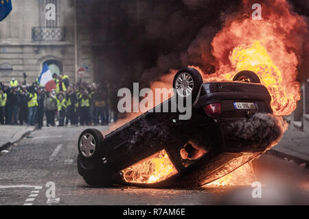 Frankreich. 8 Dez, 2018. Auto brennen in einer Straße von Paris während der Unruhen in der Demonstration von Demonstranten die ''Gelb'' gegen die Steuern steigen. Credit: Celestino Arce Lavin/ZUMA Draht/Alamy leben Nachrichten Stockfoto