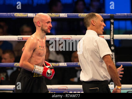 FlyDSA Arena, Sheffield, UK. 8 Dez, 2018. Boxen, Eliminator für die Wba World Super Welterweight title, Kell Brook versus Michael Zerafa; Jay Carney, erhält einen Schnitt während seiner Super-Bantamweight Wettbewerb mit Qais Ashfaq (GBR) Credit: Aktion plus Sport/Alamy leben Nachrichten Stockfoto