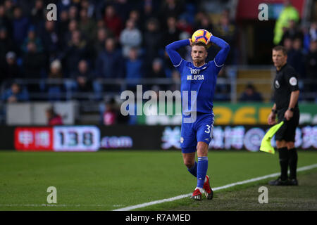 Cardiff, Großbritannien. 8. Dez 2018. Joe Bennett von Cardiff City nimmt einen Einwurf. Premier League match, Cardiff City v Southampton an der Cardiff City Stadion am Samstag, den 8. Dezember 2018. Dieses Bild dürfen nur für redaktionelle Zwecke verwendet werden. Nur die redaktionelle Nutzung, eine Lizenz für die gewerbliche Nutzung erforderlich. Keine Verwendung in Wetten, Spiele oder einer einzelnen Verein/Liga/player Publikationen. pic von Andrew Obstgarten/Andrew Orchard sport Fotografie/Alamy leben Nachrichten Stockfoto