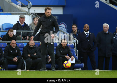 Cardiff, Großbritannien. 8. Dez 2018. Ralph Hasenhuttl, die Southampton FC Manager reagiert auf dem touchline. Premier League match, Cardiff City v Southampton an der Cardiff City Stadion am Samstag, den 8. Dezember 2018. Dieses Bild dürfen nur für redaktionelle Zwecke verwendet werden. Nur die redaktionelle Nutzung, eine Lizenz für die gewerbliche Nutzung erforderlich. Keine Verwendung in Wetten, Spiele oder einer einzelnen Verein/Liga/player Publikationen. pic von Andrew Obstgarten/Andrew Orchard sport Fotografie/Alamy leben Nachrichten Stockfoto