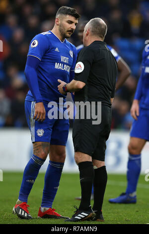 Cardiff, Großbritannien. 8. Dez 2018. Callum Paterson von Cardiff City spricht Jonathan Moss als Schiedsrichter. Premier League match, Cardiff City v Southampton an der Cardiff City Stadion am Samstag, den 8. Dezember 2018. Dieses Bild dürfen nur für redaktionelle Zwecke verwendet werden. Nur die redaktionelle Nutzung, eine Lizenz für die gewerbliche Nutzung erforderlich. Keine Verwendung in Wetten, Spiele oder einer einzelnen Verein/Liga/player Publikationen. pic von Andrew Obstgarten/Andrew Orchard sport Fotografie/Alamy leben Nachrichten Stockfoto