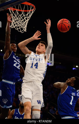 Überstunden. 08 Dez, 2018. Seton Hall Piraten guard Myles Cale (22 Blöcke) Kentucky Wildkatzen guard Tyler Herro (14) Während der Citi Hoops Classic zwischen der Seton Hall Piraten und Kentucky Wildkatzen im Madison Square Garden, New York, New York. Die Seton Hall Piraten besiegen die Kentucky Wildkatzen 84-83 in den überstunden. Obligatorische Credit: Kostas Lymperopoulos/CSM/Alamy leben Nachrichten Stockfoto