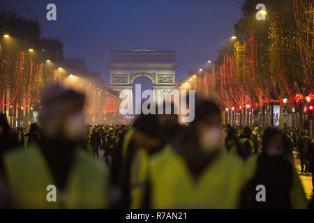 Paris, Frankreich. 8 Dez, 2018. Die demonstranten gesehen friedlich zu Fuß auf den Champs-Elysées bei einem Protest gelbe Weste' in Paris. Ohne politische Zugehörigkeit, Bewegung Kundgebungen der''˜ gelbe Weste' in verschiedenen Städten in Frankreich in diesem Samstag gegen Steuern und steigende Kraftstoffpreise. Credit: Sathiri Kelapa/SOPA Images/ZUMA Draht/Alamy leben Nachrichten Stockfoto