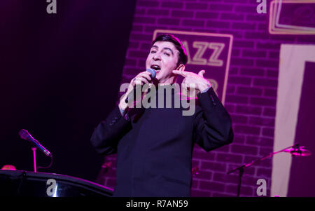 Bournemouth, UK. 8. Dez 2018. Jools Holland und seinen Rhythmus und Blues Orchester mit Gast Marc Almond live an der Bournemouth International Centre. Alamy Live News/Charlie Raven Credit: Charlie Raven/Alamy leben Nachrichten Stockfoto