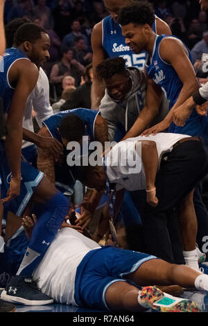 Überstunden. 08 Dez, 2018. Seton Hall Pirates feiert nach Zeit während der Citi Hoops Classic zwischen der Seton Hall Piraten und Kentucky Wildkatzen im Madison Square Garden, New York City, New York, abläuft. Die Seton Hall Piraten besiegen die Kentucky Wildkatzen 84-83 in den überstunden. Obligatorische Credit: Kostas Lymperopoulos/CSM/Alamy leben Nachrichten Stockfoto