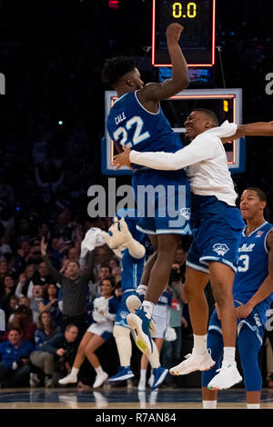 Überstunden. 08 Dez, 2018. Seton Hall Piraten guard Myles Cale (22) feiert während der Citi Hoops Classic zwischen der Seton Hall Piraten und Kentucky Wildkatzen im Madison Square Garden, New York, New York. Die Seton Hall Piraten besiegen die Kentucky Wildkatzen 84-83 in den überstunden. Obligatorische Credit: Kostas Lymperopoulos/CSM/Alamy leben Nachrichten Stockfoto