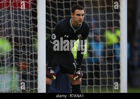 Cardiff, Großbritannien. 8. Dez 2018. Alex McCarthy, der torwart von Southampton an schaut. Premier League match, Cardiff City v Southampton an der Cardiff City Stadion am Samstag, den 8. Dezember 2018. Dieses Bild dürfen nur für redaktionelle Zwecke verwendet werden. Nur die redaktionelle Nutzung, eine Lizenz für die gewerbliche Nutzung erforderlich. Keine Verwendung in Wetten, Spiele oder einer einzelnen Verein/Liga/player Publikationen. pic von Andrew Obstgarten/Andrew Orchard sport Fotografie/Alamy leben Nachrichten Stockfoto